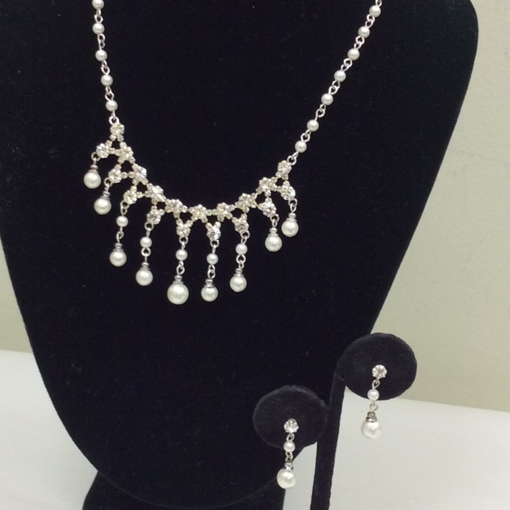 Vintage Rhinestone & Pearl necklace and earrings.